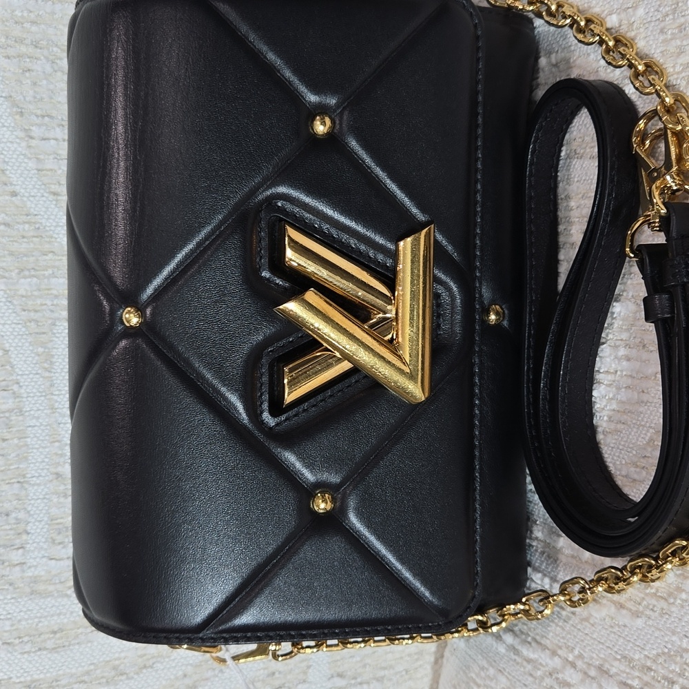 Louis Vuitton Twist Full MM Handbag Lambskin Quilted, year 2022 - Picture 2 of 12